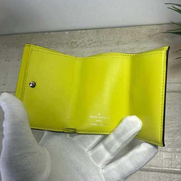 Louis Vuitton Taigalama Discovery Compact Wallet Jaune - Picture 5 of 16